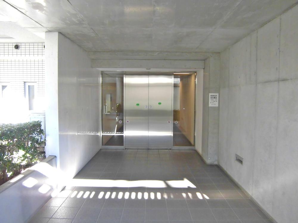 Entrance. Common areas