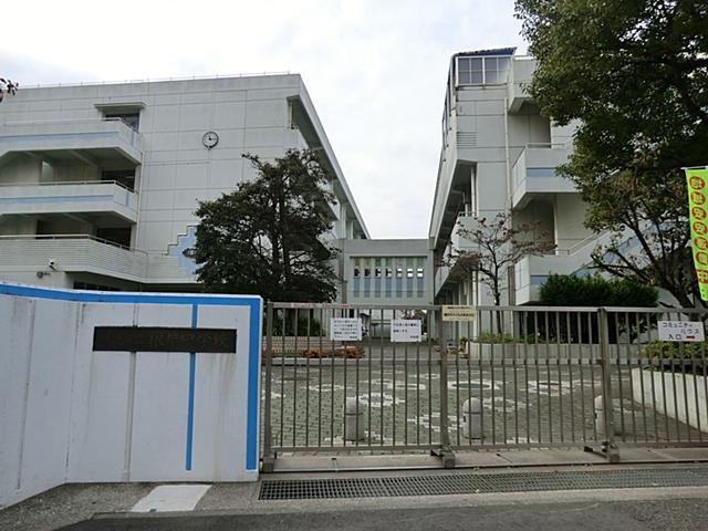 Junior high school. 1400m to Yokohama Municipal Negishi Junior High School
