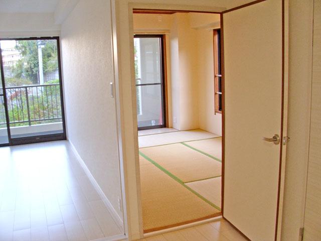 Non-living room. Western and Japanese-style room of the distribution type