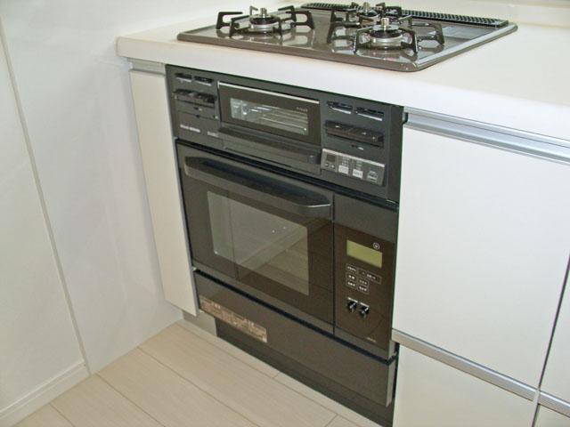 Kitchen. Built-in stove
