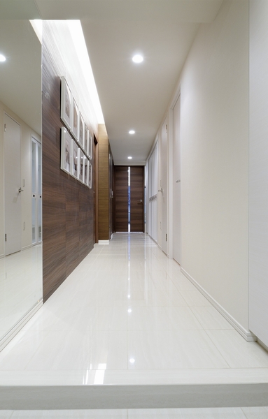  [Tiled entrance & hallway] White tiles produce a sense of quality. Next to the footwear put, Closet, which is multiplied by such court has provided