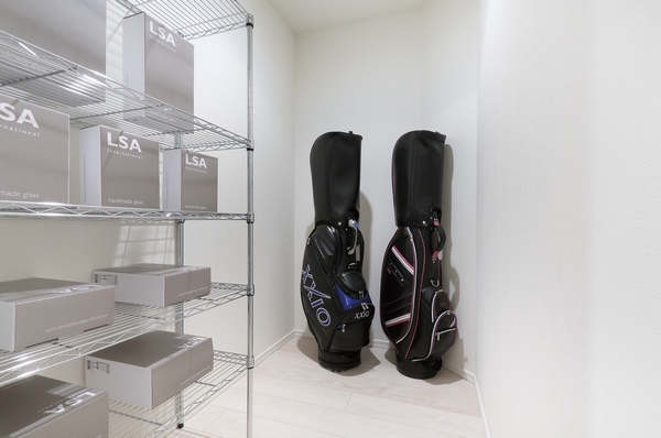  [Storeroom ・ About 1.2 tatami] Plenty of accommodating the golf bag and seasonal supplies. It is possible to enter and exit from the hallway you can use with the whole family
