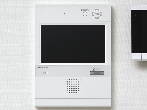 Security.  [Hands-free TV intercom with color monitor] Installing the auto-lock system in the windbreak room. The operation panel is equipped with a miniature TV camera, You can see the figure of the visitors on the monitor screen of each dwelling unit.  ※ Video recording function with (same specifications)