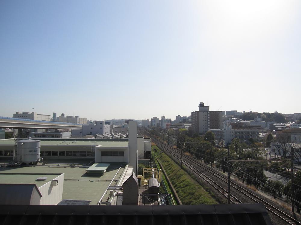 View photos from the dwelling unit. Since the balcony is a south-southwest direction, Yang per also good. Plug plenty of sunshine in the living