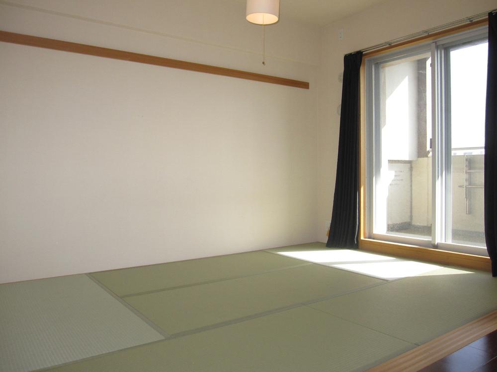 Non-living room. Bright south-southwest-facing Japanese-style. You can enter and exit to the balcony.