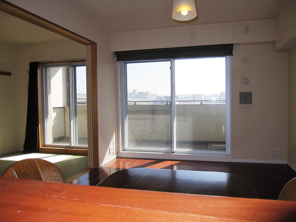 Living. When Akehanatsu the sliding door of a Japanese-style room, It spreads open space that leads to the living room.