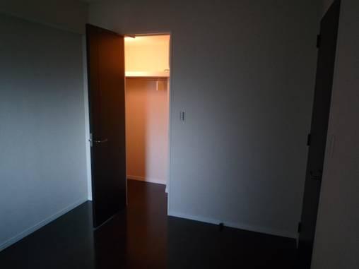 Non-living room. It is calm color of flooring