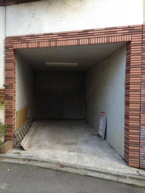 Parking lot. One-box car also enter the underground garage