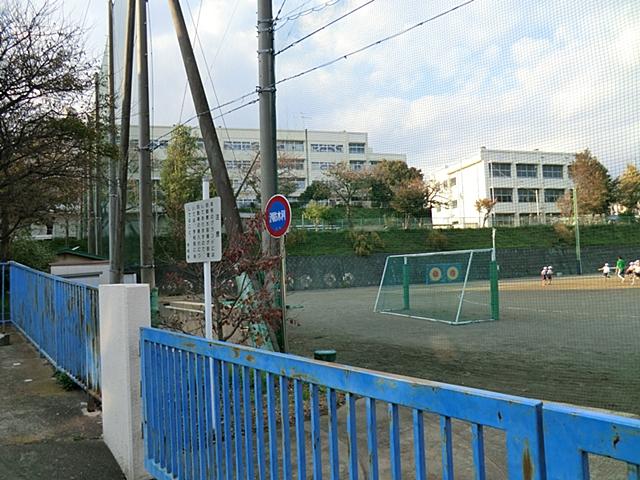 Primary school. It is located in safe distance to 650m commute to Yokohama Municipal Kamiooka Elementary School! Good popular reputation Kamiooka elementary school