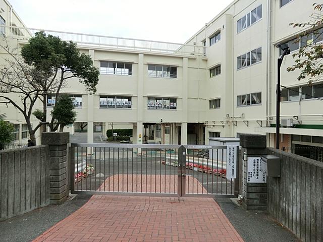 Primary school. It is located in safe distance to 500m commute to Yokohama Municipal Yokodai first elementary school! ! 