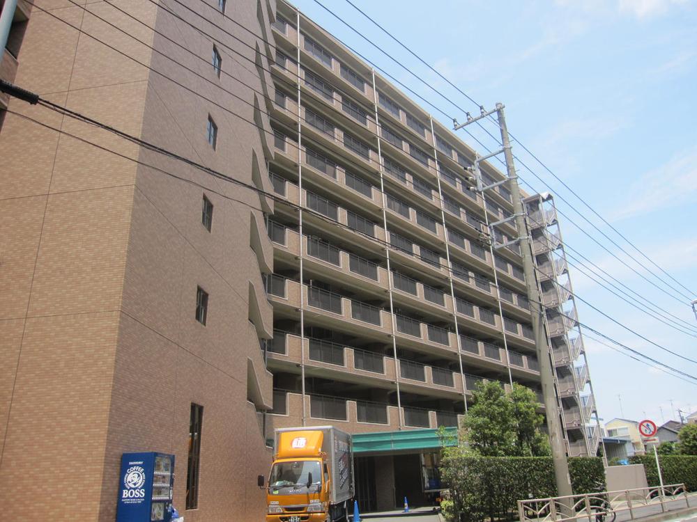 Local appearance photo. Heisei 13 October Built in apartment.