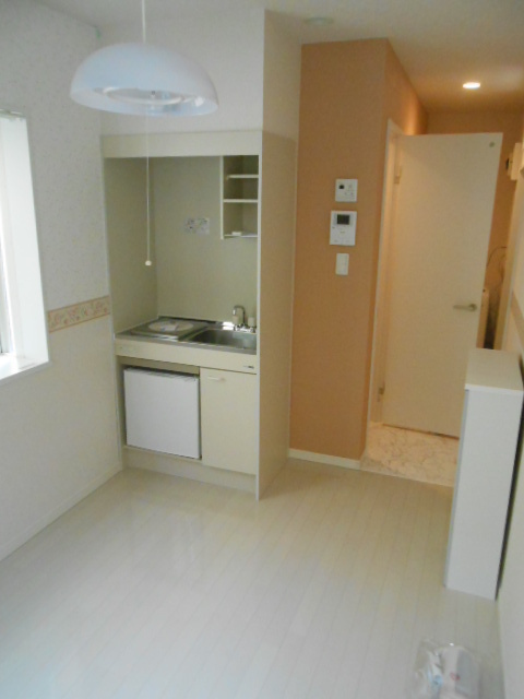 Other room space. Bright two-sided lighting