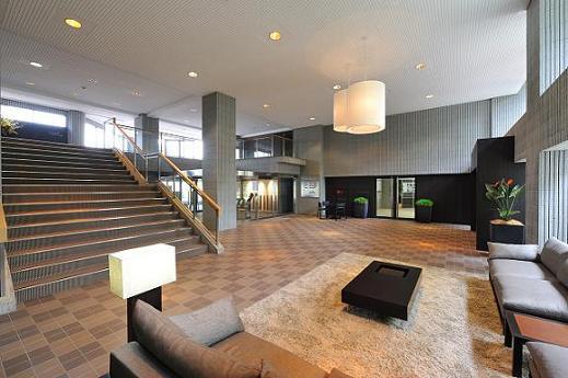 Entrance. Entrance Hall of profound feeling a certain calm design. Space is there a sense of open by the ceiling of the two-layer Fukinuki. Convenience is also a little visitor support because there is a sofa. (July 2011 shooting)