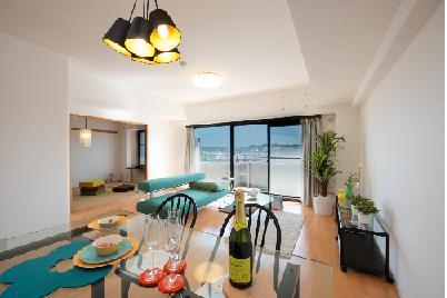 Living. ARTIST Trend style accent color such as paint that was dropped in TREND palette of artists sense to give accent to the day-to-day life. (August 2012 shooting)