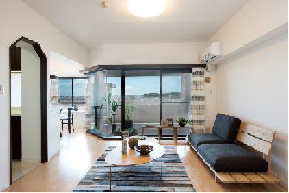 Living. WOOD Natural taste of style refreshing warmth and the wall of white NATURE Shiraki is timeless. (August 2012 shooting)