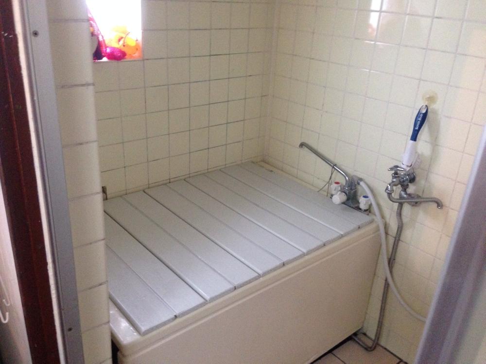 Bathroom. Indoor (10 May 2013) Shooting