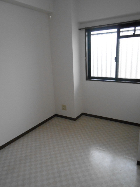 Other room space. Bright Western-style