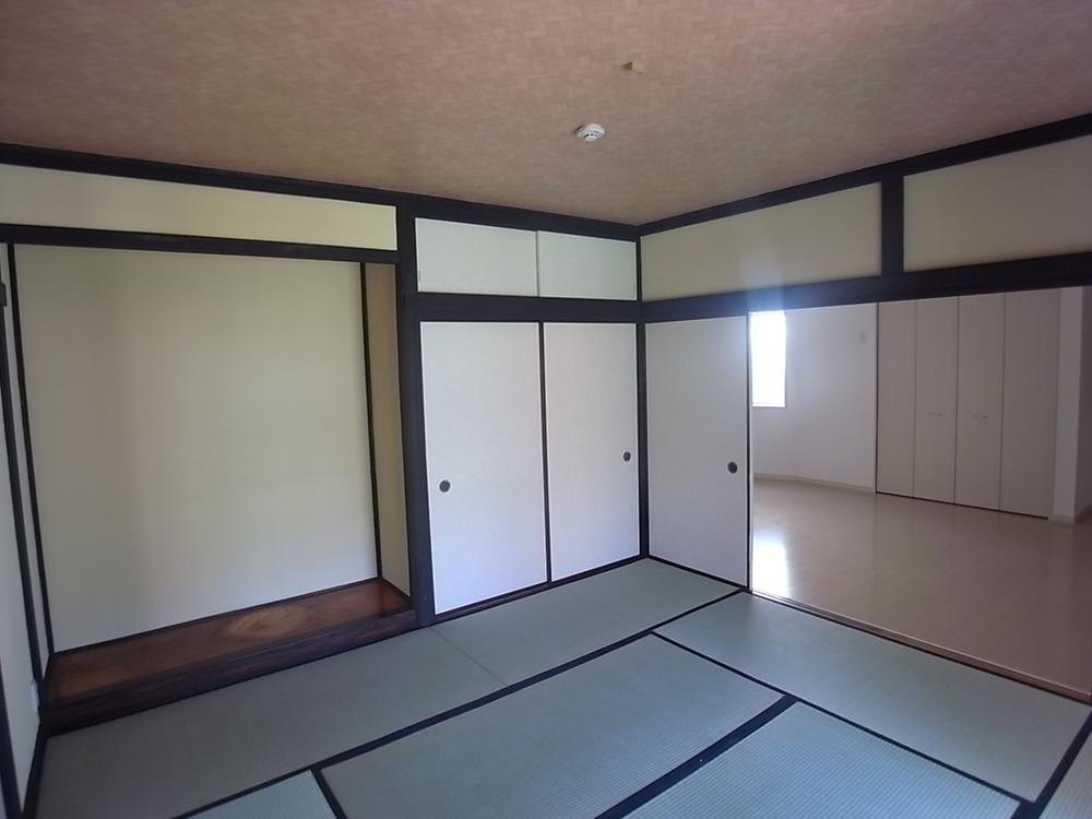 Non-living room. There and convenient Japanese-style room. 