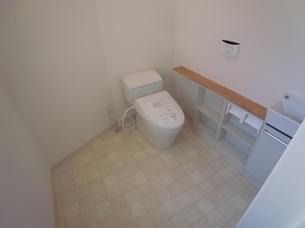 Toilet. Spacious toilet. 