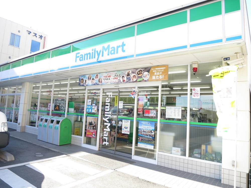 Convenience store. 135m to Family Mart Isogo three-chome