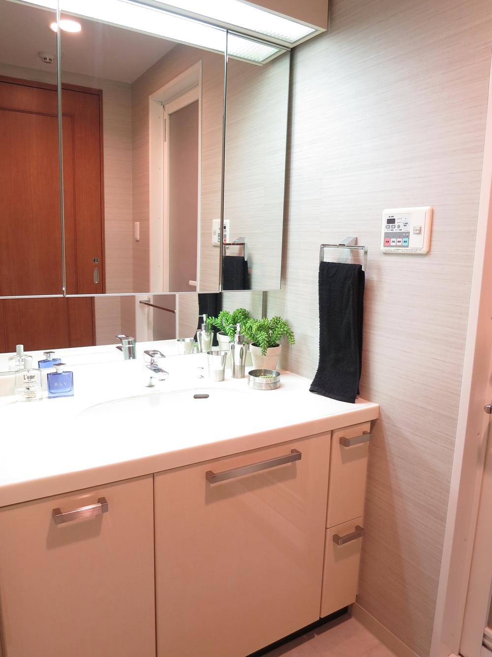 Wash basin, toilet.  ☆ Wash basin ☆