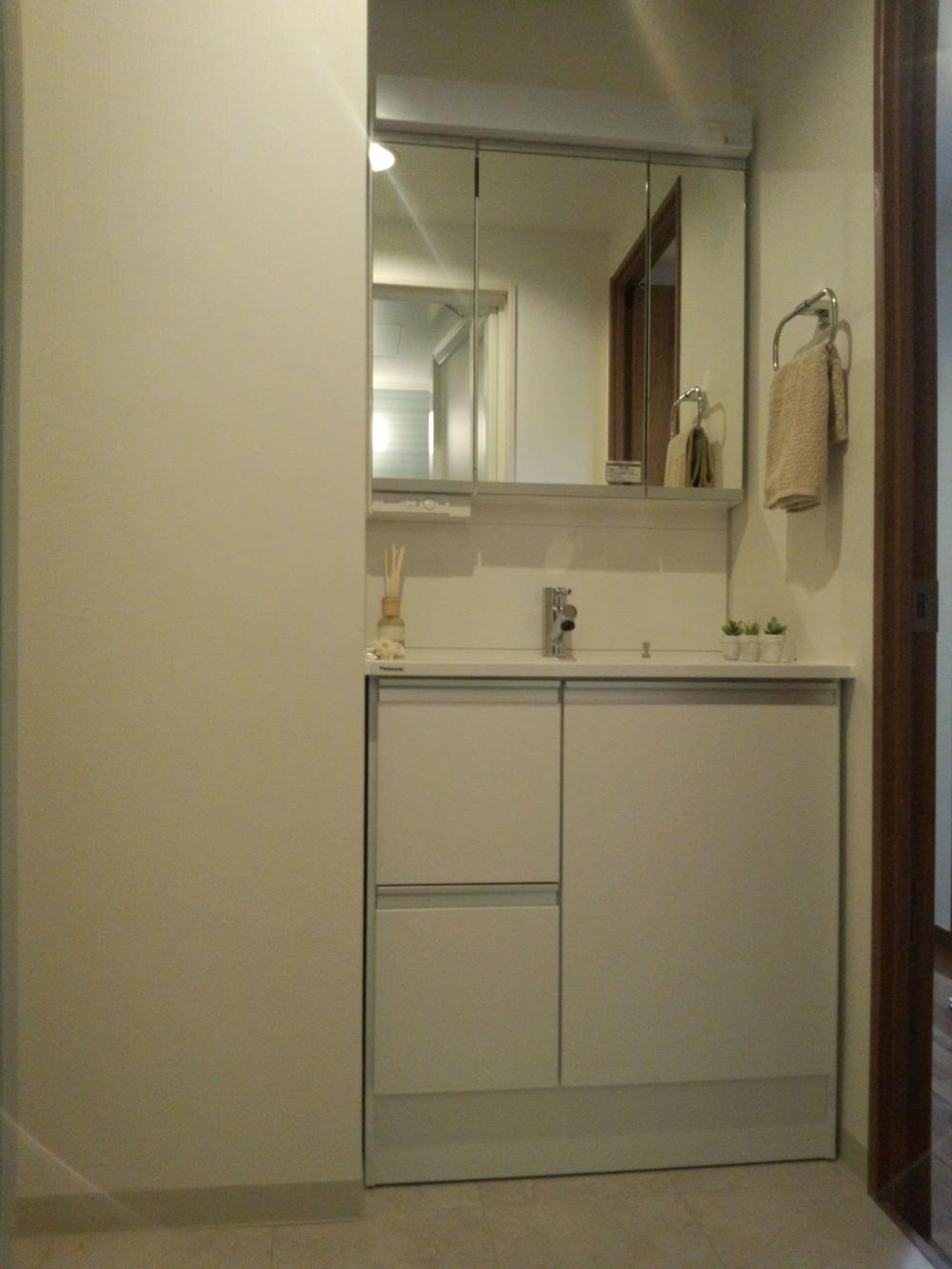 Wash basin, toilet. Indoor (12 May 2013) Shooting