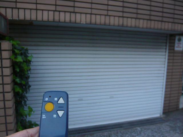 Parking lot. Opening and closing of the garage is the electric shutter of the remote control operation. 