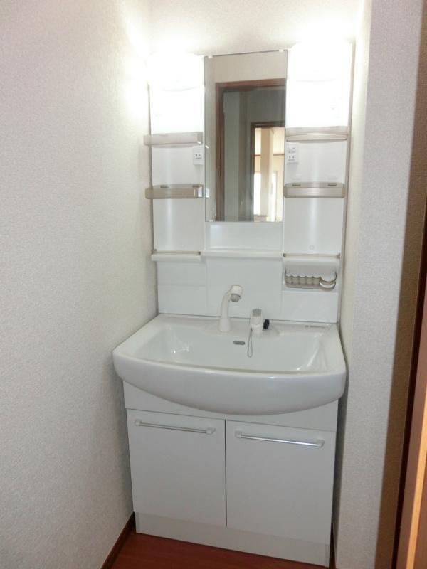 Wash basin, toilet. The company vanity construction cases
