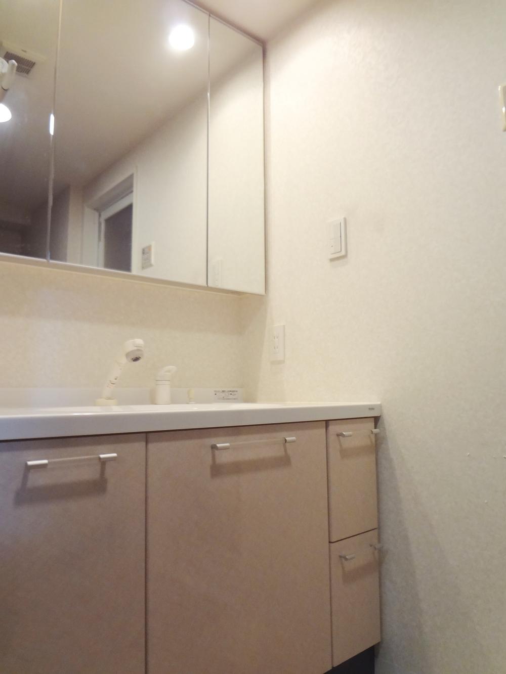 Wash basin, toilet. Indoor (12 May 2013) Shooting