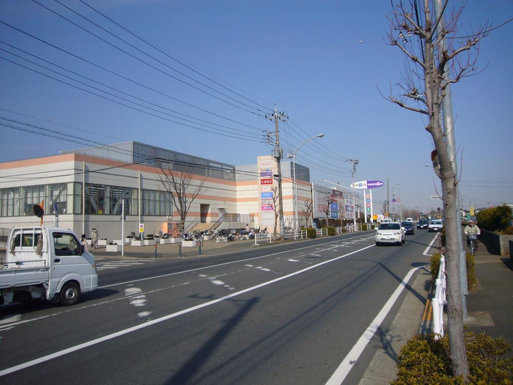 Shopping centre. Sotetsurozen, Toys R Us, Shimamura, Dorakkusutoa over