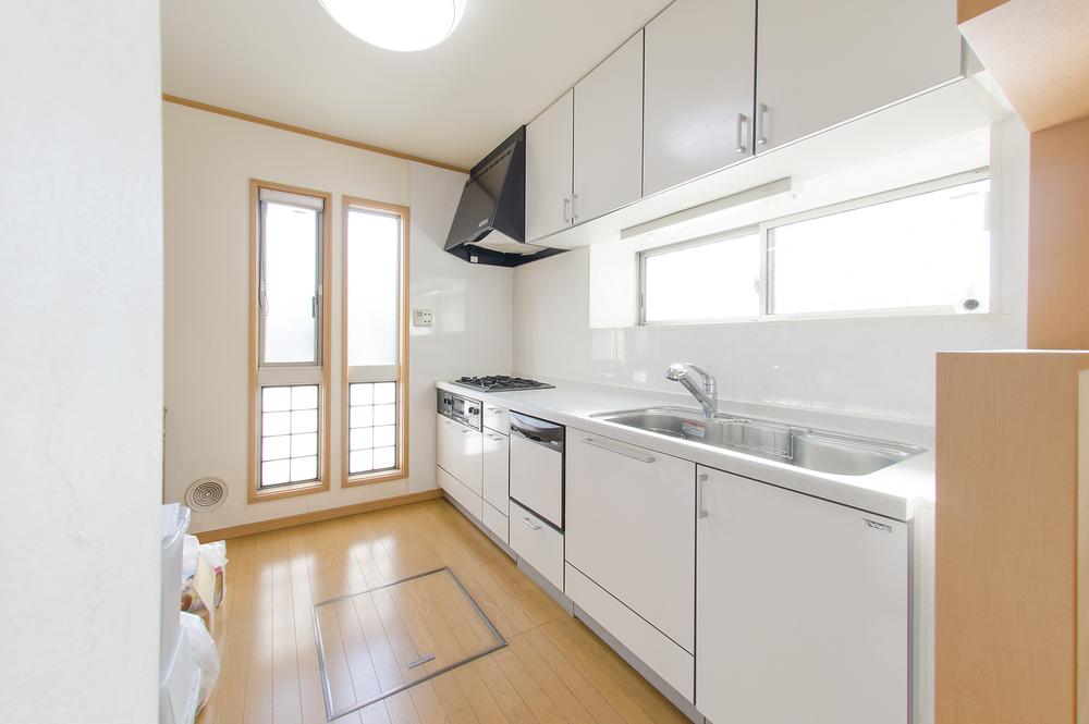 Kitchen. ◇ 2 sided lighting, With bay window!  ◇ There is also under-floor storage