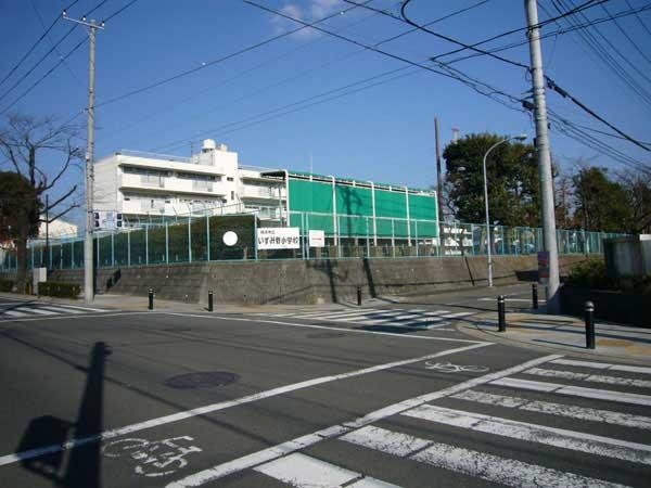 Primary school. 7 minutes walk Izumino elementary school