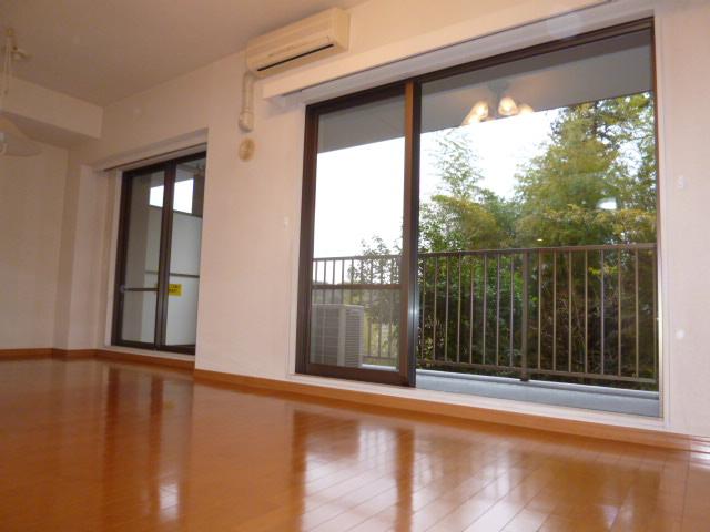 Living. Exhale windows There are two places, A feeling of opening living. Local (12 May 2013) Shooting