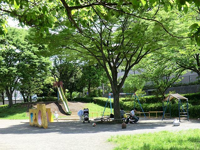 park. There is also a slide from the 988m small hill to Nishigaoka park. Because the front of the Nakagawa district center, Rent a book, You can play in the playroom. Cherry blossoms in spring can clean and cherry blossoms.