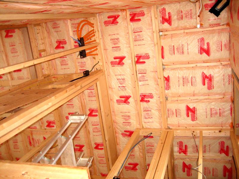 Construction ・ Construction method ・ specification. 2 × 4 construction method to use the high thermal insulation wood structure material, Ensure high air-tightness in the monocoque structure. There is no need for outside Zhang insulation, It high-performance house is realized.