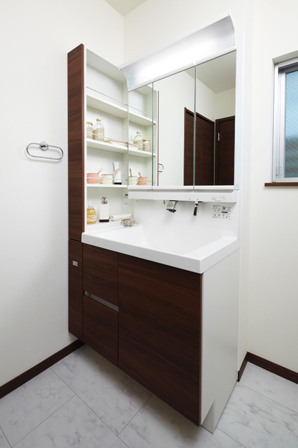 Wash basin, toilet. Standard equipped with a tall cabinet in vanity with a three-sided mirror. Not troubled in the storage capacity space. Building 2 selling local (2013 February shooting)