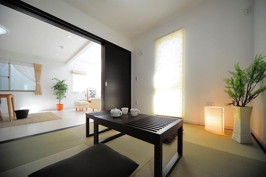 Living. The atmosphere making of living, Down light is active. It has been devised to placement, It will produce a family everyone gathers living in a stylish space.  ※ Same specifications Photos