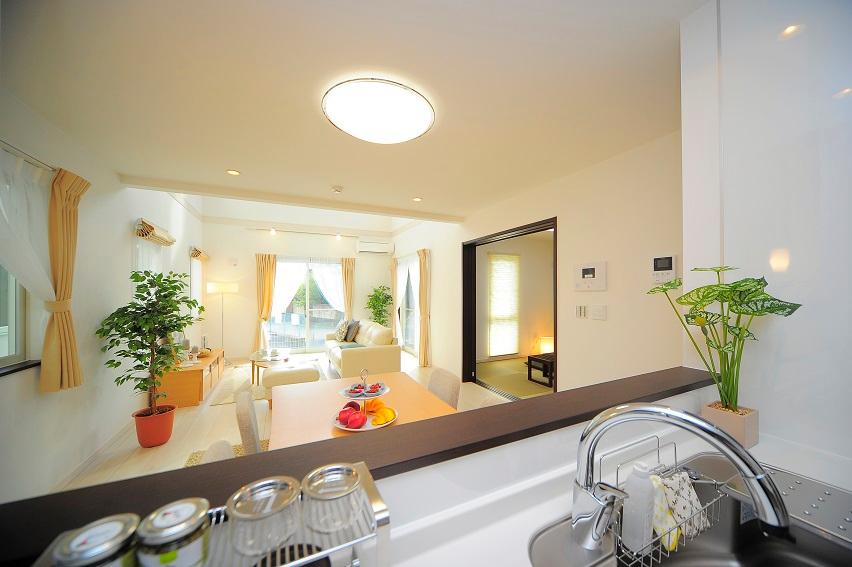 Kitchen. Adopted Rikushiru of system Kitchen "Amyi". Dish washing washing machine, Including the water purifier, Wall cabinet, Standard equipped with a beautiful stain-resistant artificial marble worktop and sink. It has directed the space insistence.  ※ Same specifications Photos