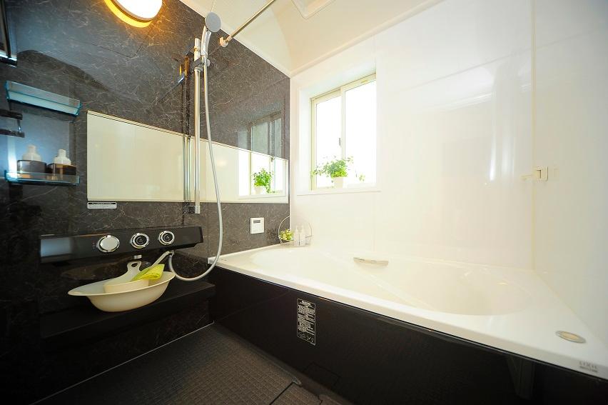 Bathroom. Please heal the bright and clean and spacious body and mind tired in the bathroom. Stretched leisurely limbs, The temporary relaxation. Thermos bathtub, Kururin poi, Push faucet, Ventilation drying heater, etc., A variety of equipment is standard in pursuit of comfort.