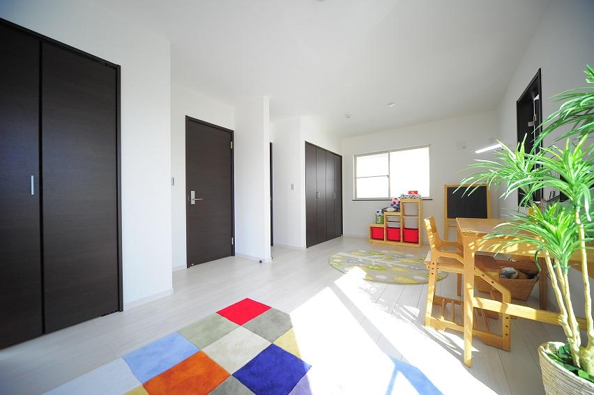 Non-living room. By the indoor (September 2013) shooting Miraikabe, It can be used in accordance with the changes in the family structure. Spacious living room of Ya 1 room 13 Pledge, It can also be divided into two rooms.