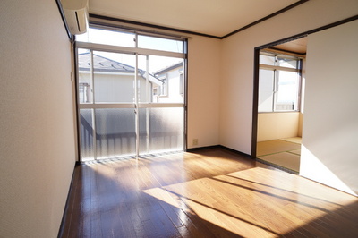 Living and room. Sunny, Bright south of Western-style with large windows!