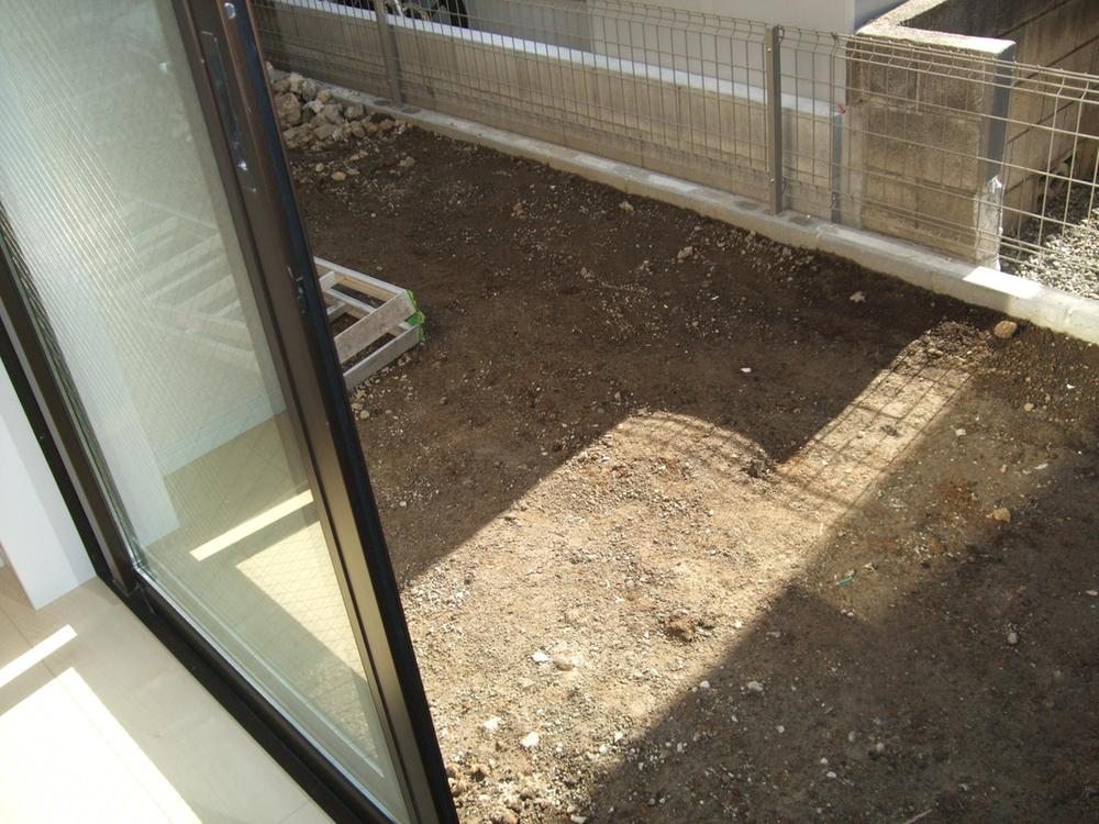 Garden. There is a garden on the south side. It seems to enjoy gardening.