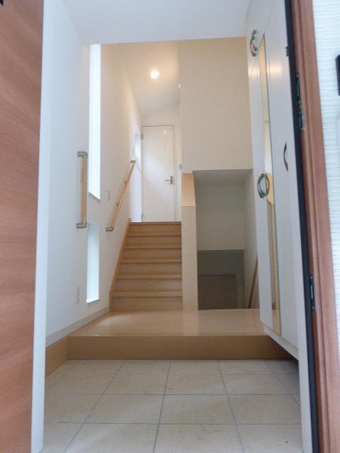 Entrance. Local (August 13, 2013) Shooting