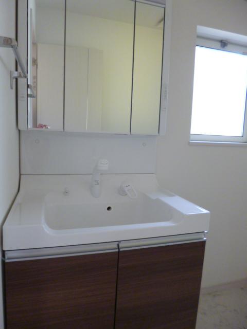 Wash basin, toilet. Washroom