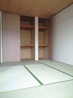 Living and room. Facing south in sunny Japanese-style room 6 quires