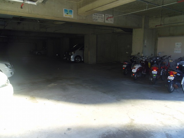 Other common areas. On-site parking ・ Bicycle-parking space