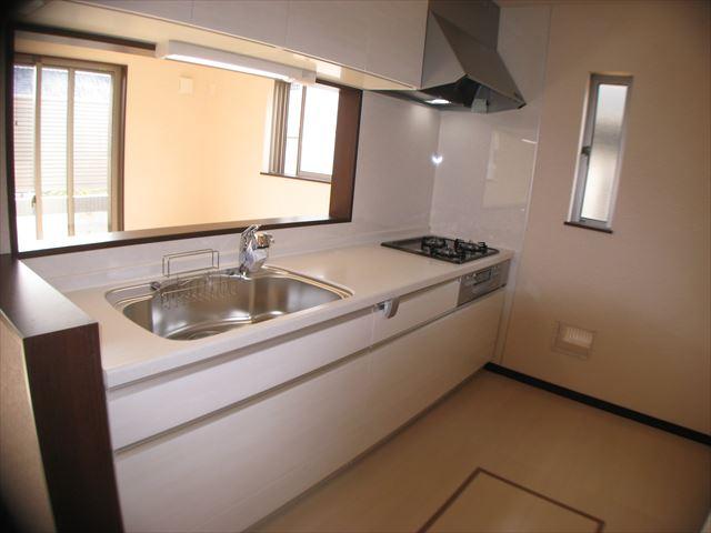 Kitchen. White artificial marble kitchen Panel is also a beautiful white! With water purifier function!