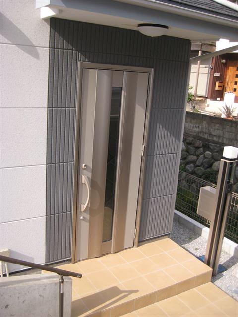 Entrance. Also it completed it outside 構工!