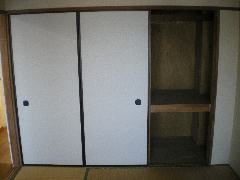 Receipt. It is a closet of the Japanese-style room. Two upper and lower stages was plenty storage! 