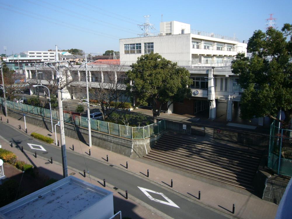 Junior high school. 1 minute walk Izumino junior high school